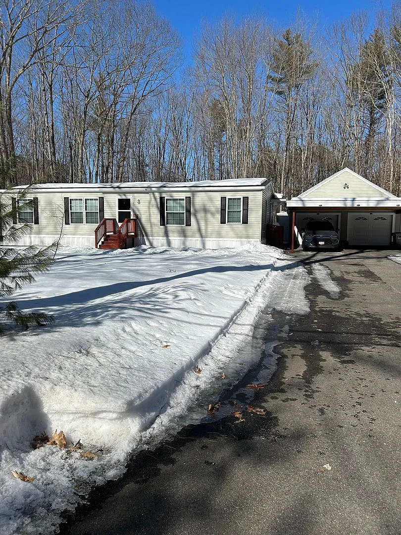 Sweet location, 3 bedroom 2 bath in Eliot Maine! 2 car garage! — Photo 1