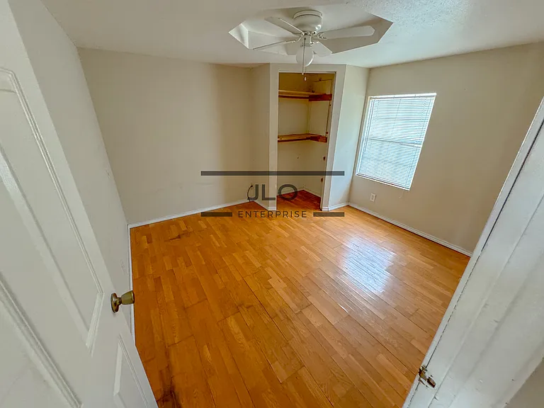 9806 N Plainfield Dr — Photo 5