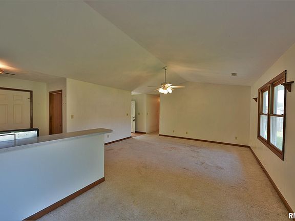 4th image of 203 N Heather Ln
