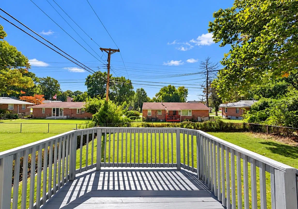 1124 Grenshaw Dr — Photo 4