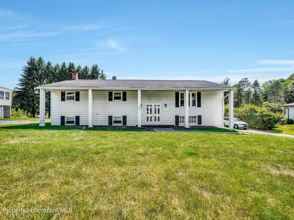 105 Carriage Ln, Clarks Summit, PA 18411