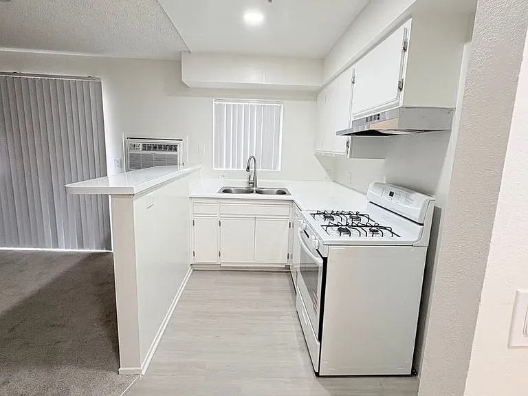 400 Westmoreland Apartments - Modern, approachable, city-living vibe — Photo 3