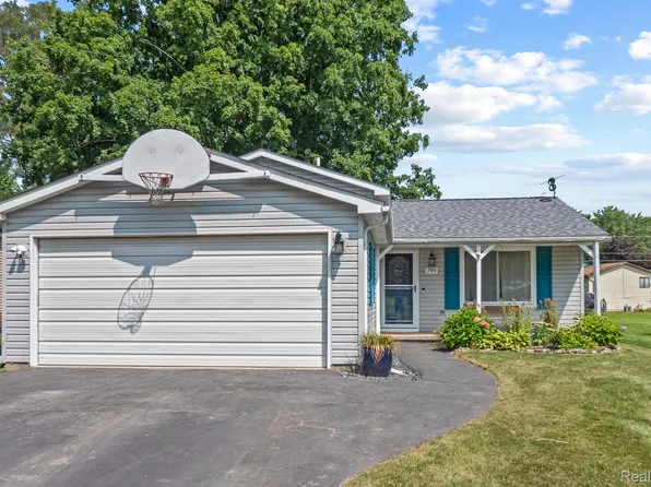749 Mariday Dr, Lake Orion, MI 48362