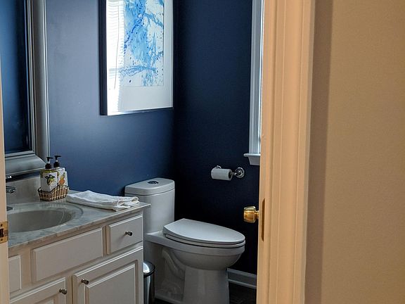 4th image of 305 River Shore Ln