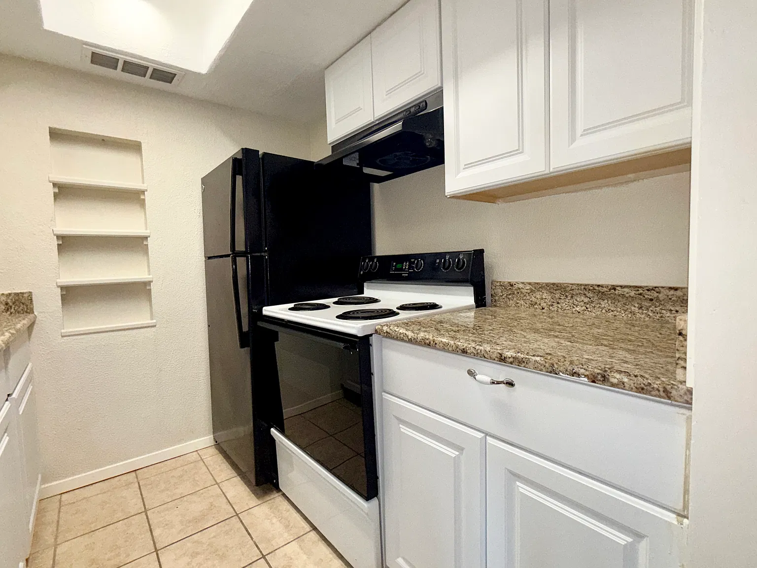 1 bed, 1.5 bath, 732 sqft, $990 — Photo 4