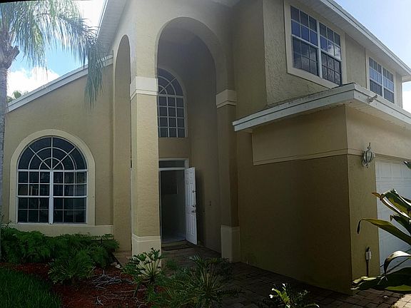 3rd image of 1032 Fairfax Cir W