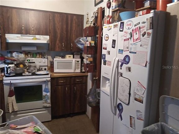3rd image of 221 S Poinsetta Dr