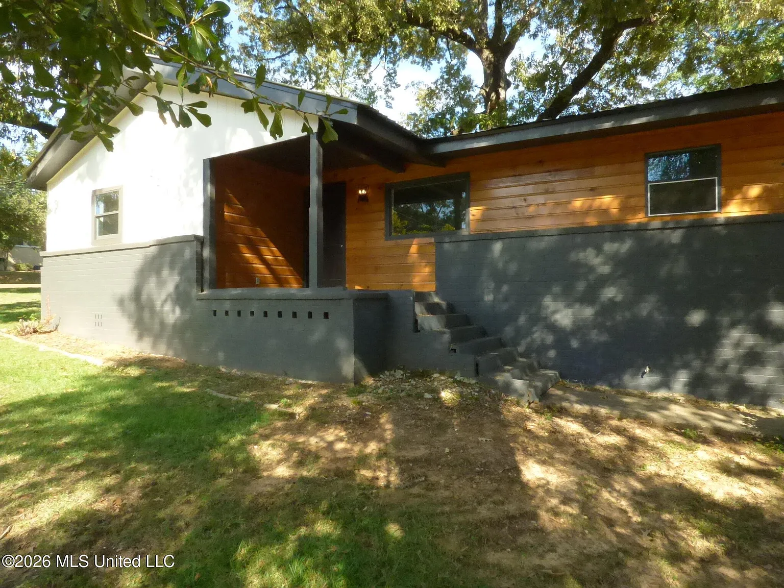3 bed, 1.0 bath, 1160 sqft, $1,200 — Photo 2