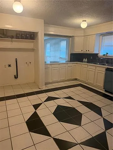5 bed, 3.0 bath, 3010 sqft, $3,500 — Photo 4