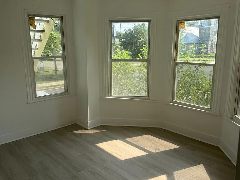 219 E Mulberry St — Photo 1