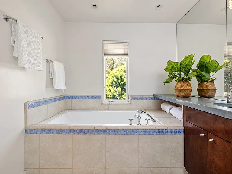 2710 Pine Ave — Photo 26