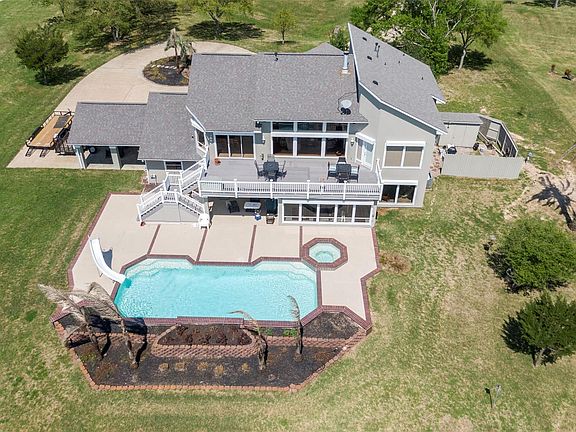 4th image of 9074 N Point Dr