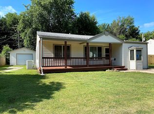 221 E Waggoner Ln, Haysville, KS 67060