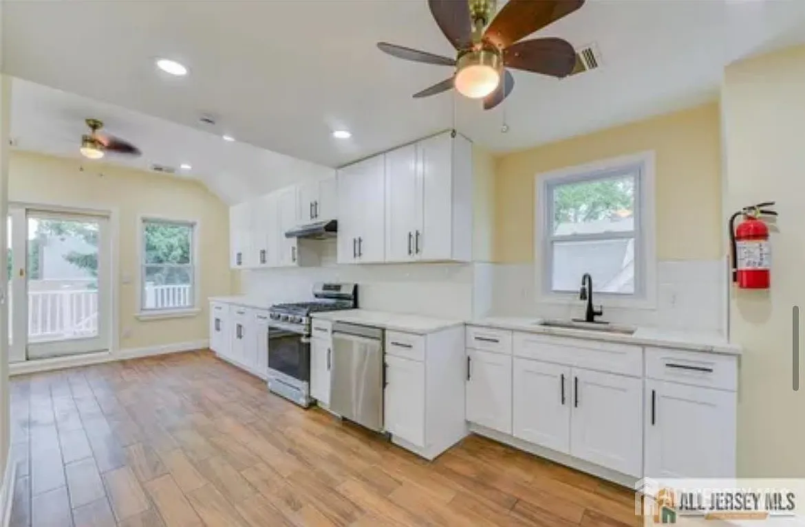 3 bed, 2.0 bath, $3,650 — Photo 2