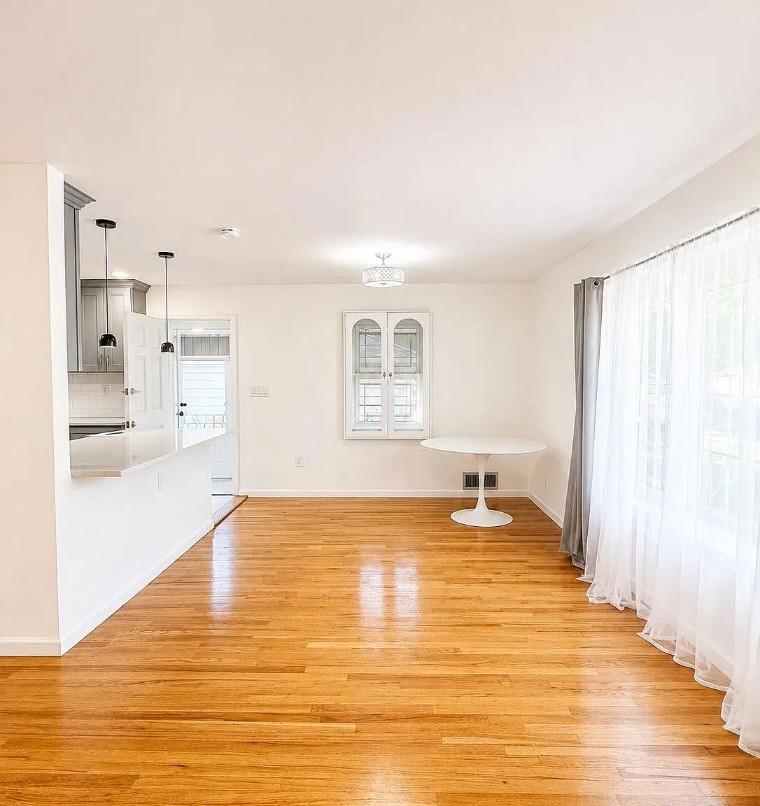 3 bed, 3.0 bath, 1250 sqft, $5,000 — Photo 4