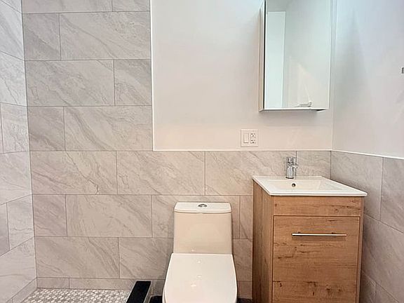 5th image of 307 W 39th St APT 2E