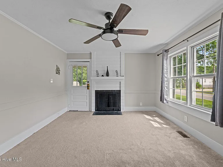 2402 Oaks Rd — Photo 5