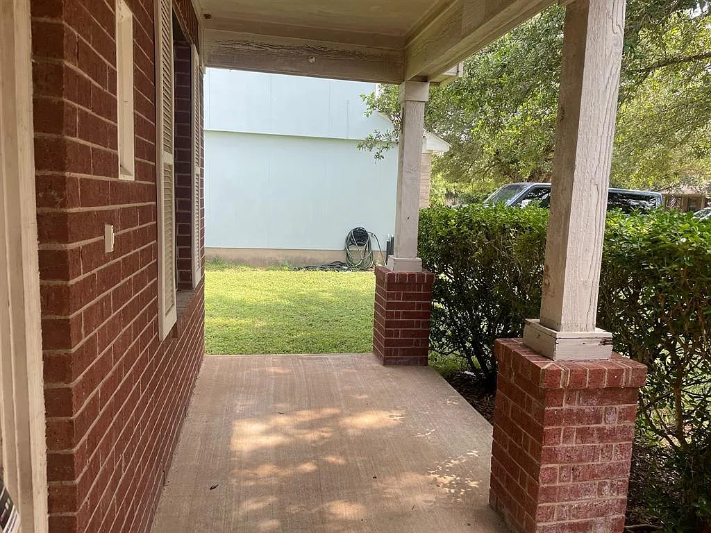 3 bed, 2.0 bath, 1318 sqft, $1,700 — Photo 3