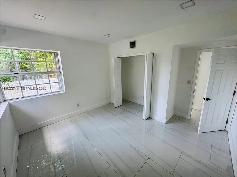 516 La Villa Dr — Photo 8