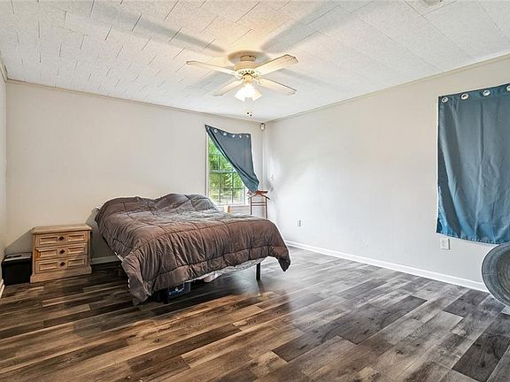 5th image of 18024 Davie Dr