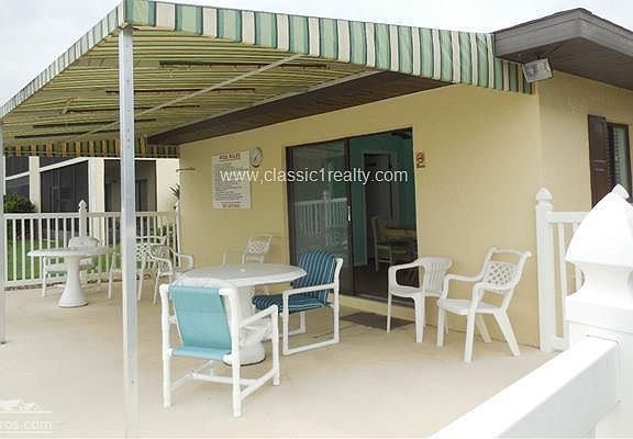 POOLSIDE CABANA
