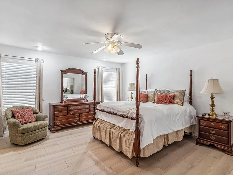 1739 N Palm Dr — Photo 15