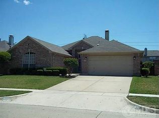 2753 Oak Hollow Dr, Grand Prairie, TX 75052