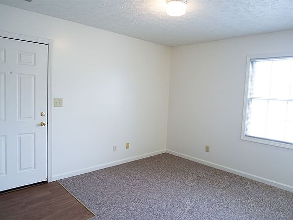 700 2 bdrm Entry - Liv Rm