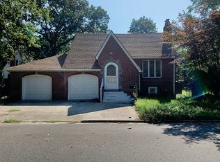 17 Whitman Ave, Islip, NY 11751