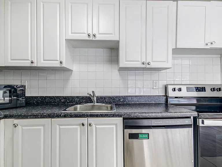133 Erskine Ave — Photo 2