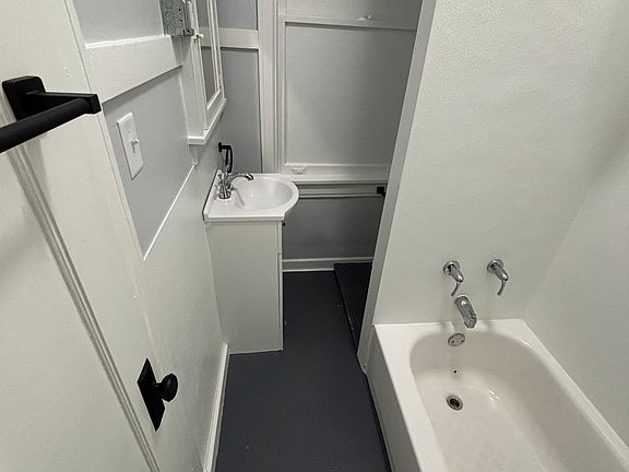 4th image of 202 E Howard St #1