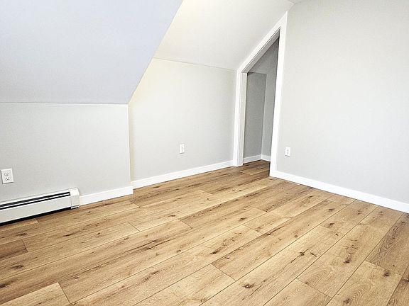 4th image of 202 East Ave #2