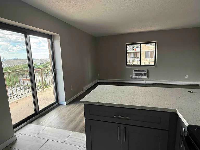 Newport Apartments — Photo 10