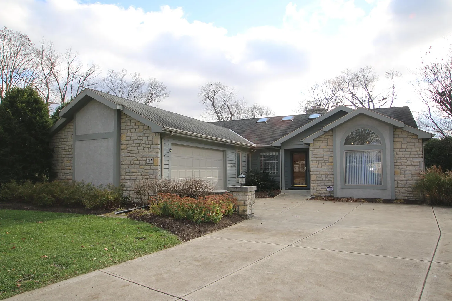 413 Walnutview Dr photo 1