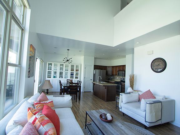 5th image of 221 E Backhand Ln