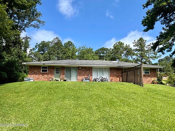 4th image of 2423 Hillcrest Dr