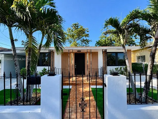 910 SW 9th St — Photo 1
