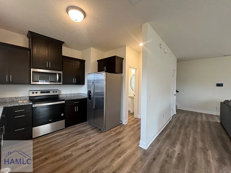 100 Centennial Ct — Photo 5