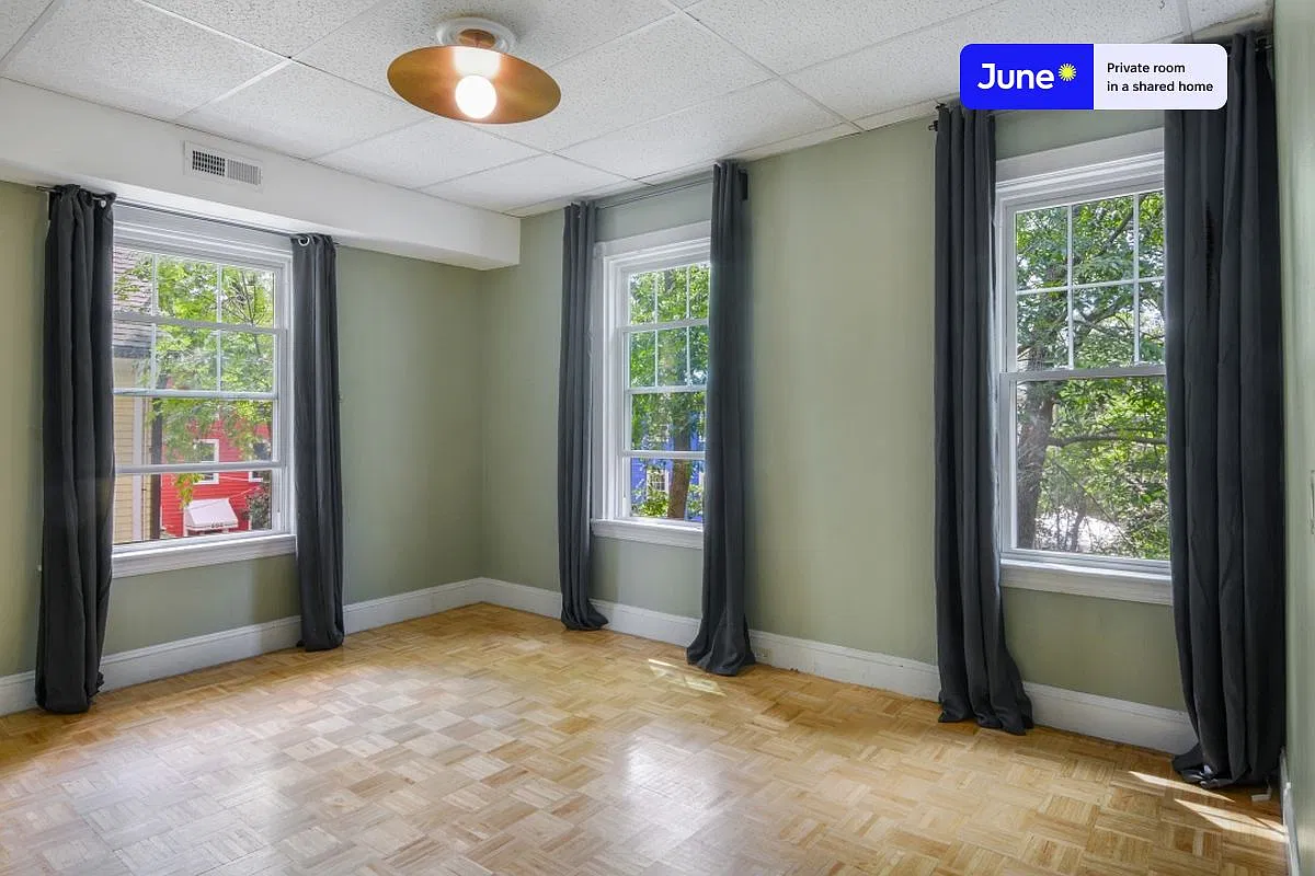 Queen bedroom in 7 bed/2.5 bath home in Harvard Square #443 D — Photo 2