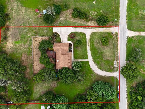 3rd image of 330 Woodland Trl