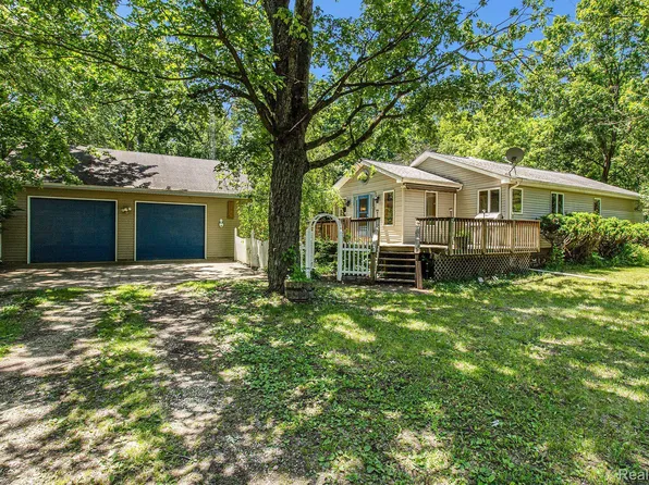 1324 Hoskins Dr, Howell, MI 48855