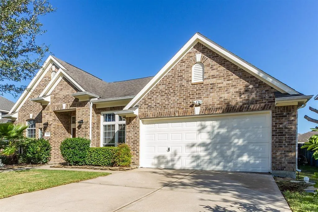 4 bed, 3.0 bath, 2688 sqft, $2,600 — Photo 1