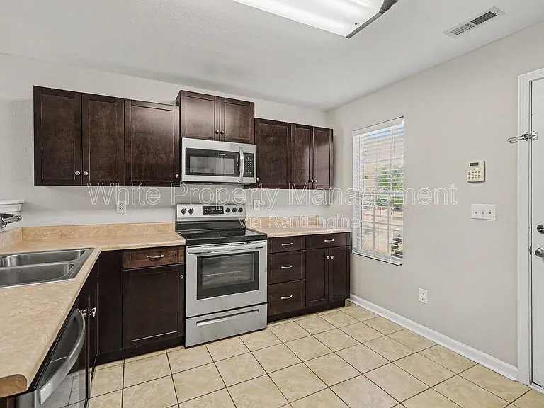 1820 Meadow Crossing Dr — Photo 9