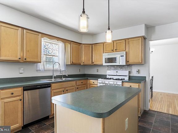 4th image of 10 Shoal Creek Ct