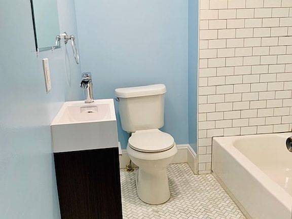 5th image of 211 S Saint Clair St APT 2