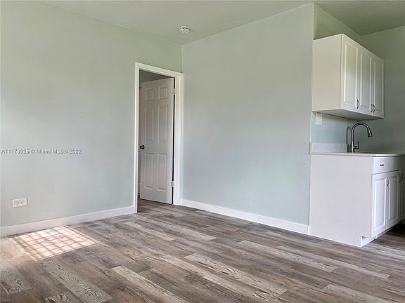 3rd image of 2901 NW 18th St APT 36
