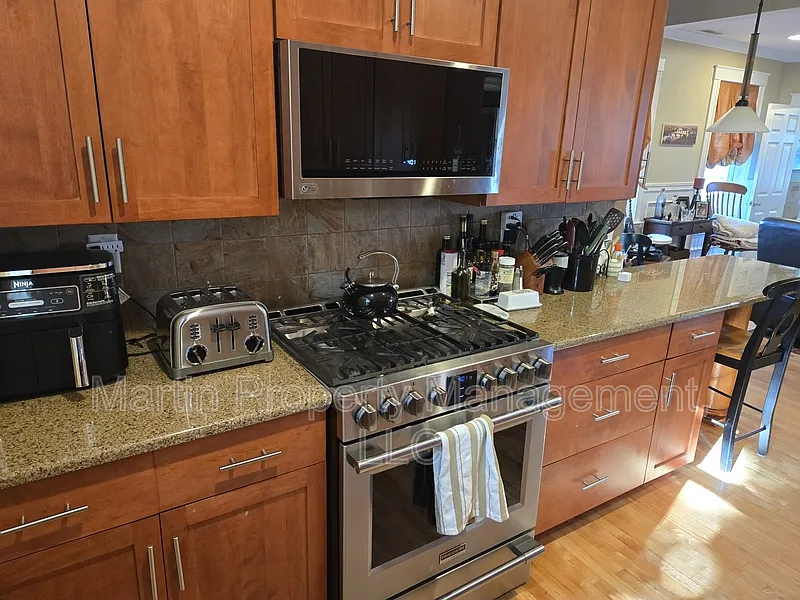4 bed, 2.0 bath, 2208 sqft, $5,000 — Photo 2