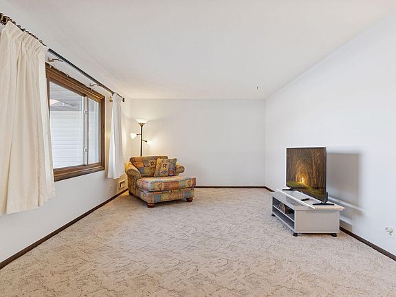 3rd image of 891 Garden View Dr