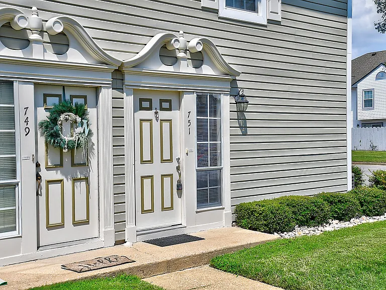 751 Ridge Cir — Photo 2