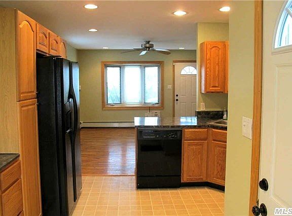 5th image of 692 N Lewis Ave